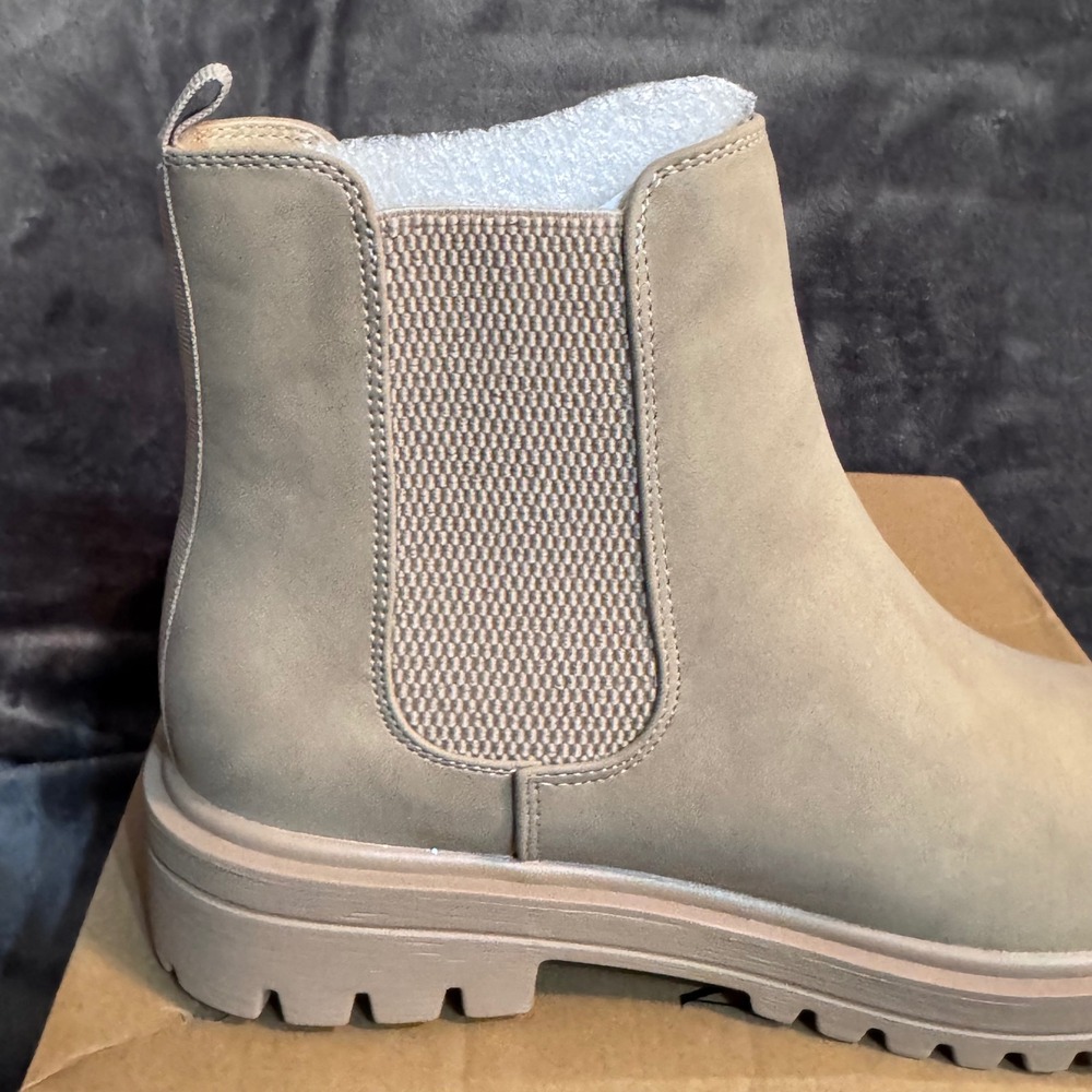 NEW Marco Republic Women 8.5 Chelsea Lug Sole Portland Beige Ankle Boots - Picture 10 of 13